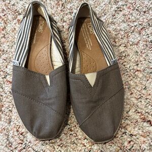 TOMS Womens Brown Slip-On size 6